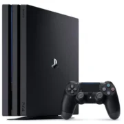 کنسول بازی ps4 pro به رنگ مشکی با پس زمینه سفید همراه با یک دسته